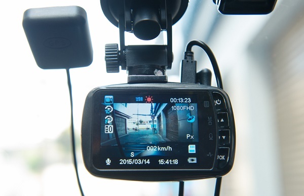 Camera hành trình gắn trên cửa kính ô tô