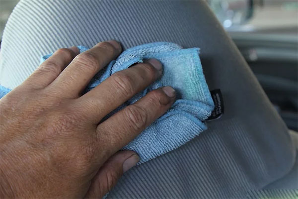 Nên sử dụng khăn chất liệu microfiber để làm sạch ghế nệm ô tô