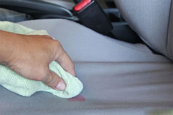 Dùng khăn mềm để lau sạch vết bẩn trong xe ô tô
