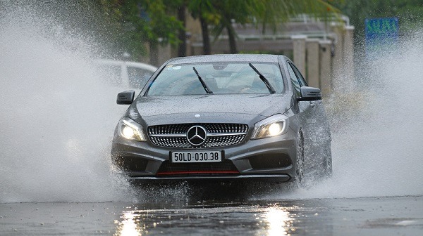 chú ý an toàn khi điều khiển xe dưới mưa