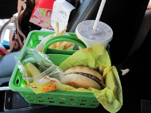 để đồ ăn trên xe quá lâu sẽ làm nhiễm khuẩn không khí