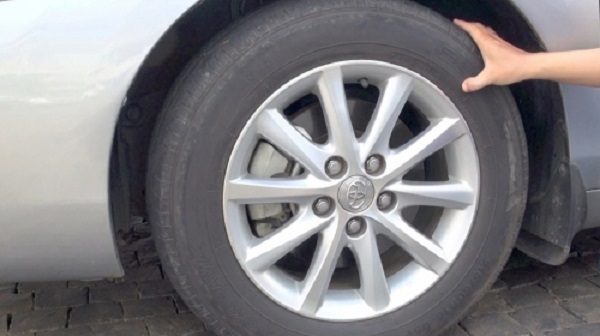 Kiểm tra lốp xe trước mỗi hành trình