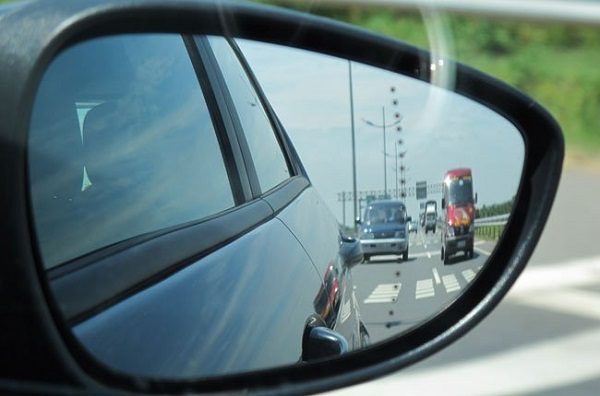 Sử dụng gương chiếu hậu ô tô đúng cách bạn đã biết?