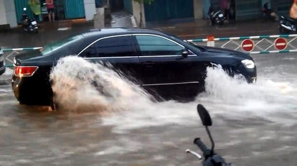 kinh nghiệm lái xe khi đường ngập lụt